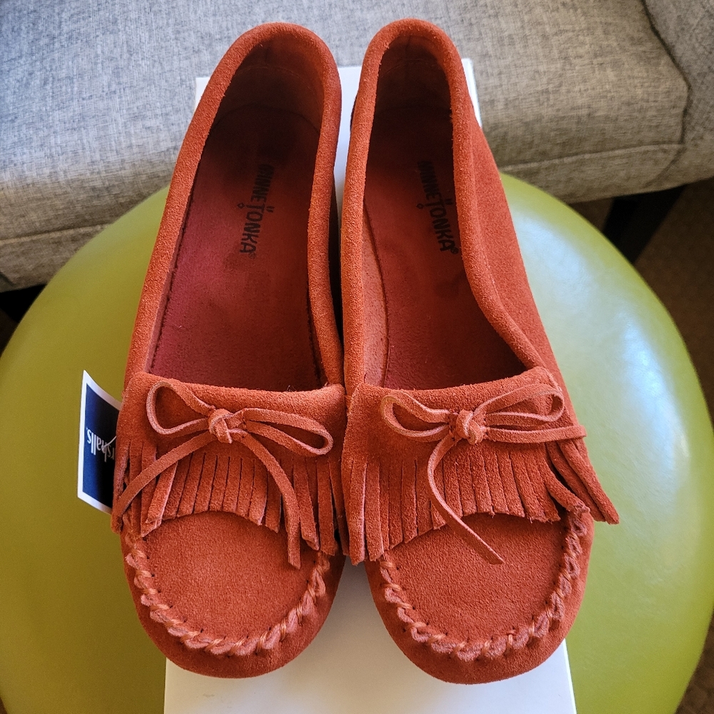 NWT Minnetonka Autumn Orange Kilty Moccasins - 8.5